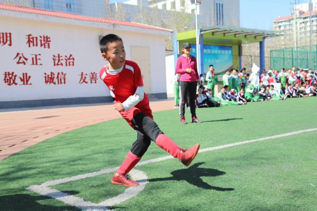 东契奇驾驶布加迪现身湖人训练场