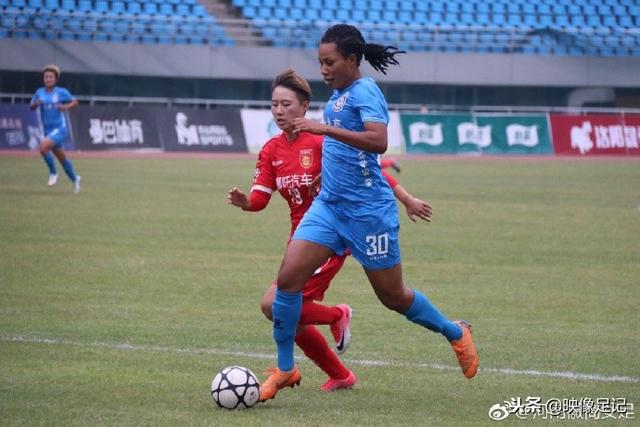 吴艳妮活动写真曝光 与陈冠希亲密合影